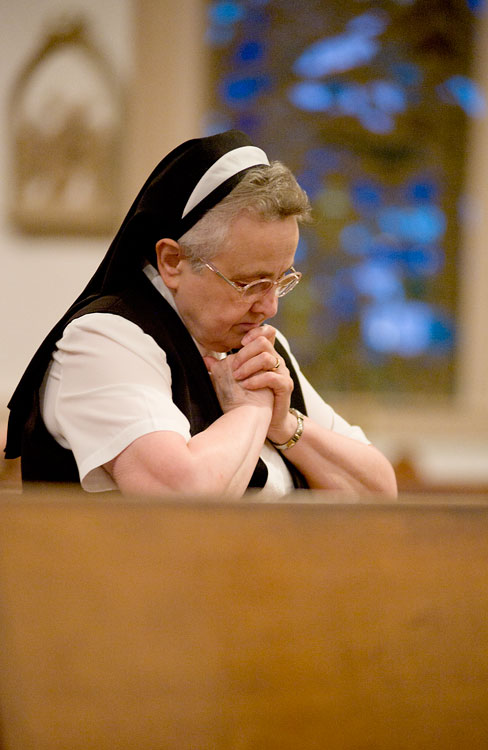 Franciscan-Sister-Anna-prays-in-chapel-2